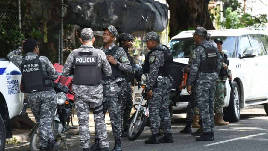 Reforma policial prohíbe revisar genitales y elimina rango de raso